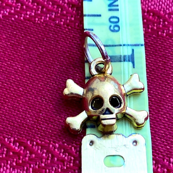 5/$10❤️❤️❤️NEW BRASS SKULL & CROSSBONES CHARM PENDANT - Picture 2 of 2